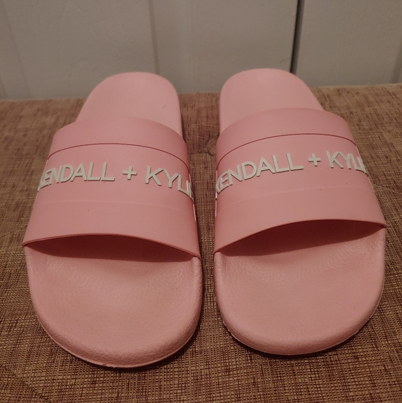 Kendall+Kylie comfortable fashion slip on sandals - Picture 3 of 9